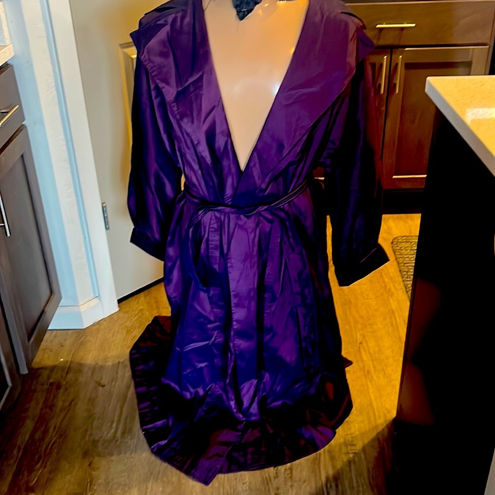 Beautiful light jacket that changes colors slightly purple